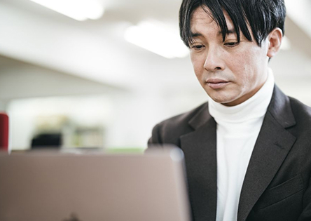 男性がパソコンを操作している